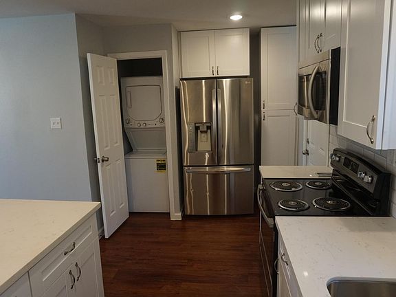 Double door refrigerator, pull out freezer, In-suit washer/dryer included!