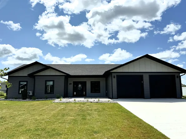 514 Lincoln St SE, Warroad, MN 56763