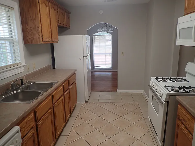 6340 Parkdale Dr — Photo 7