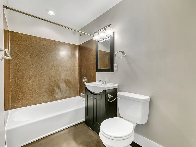 Amazing 4bed/2bath Duplex Close to Seattle University! — Photo 10