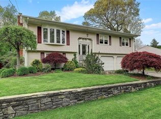 2 Dwight St, Cranston, RI 02921