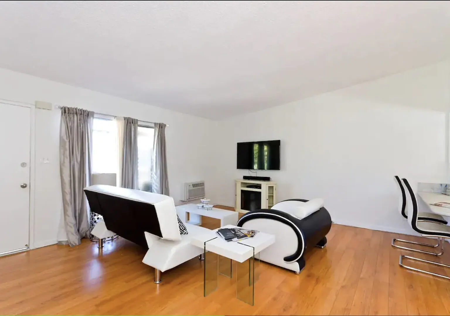 Sexy & Sun-Drenched WeHo - 2 bed/1bath — Photo 2