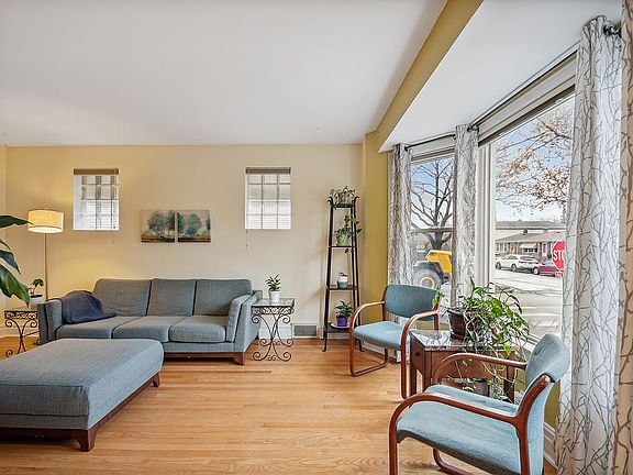 3rd image of 4859 W Ainslie St