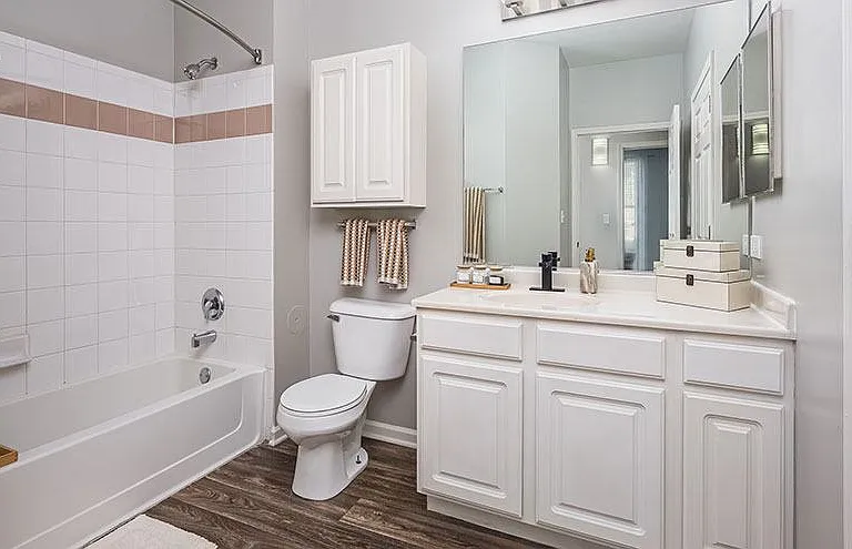 Woodlake Apartments — Photo 8