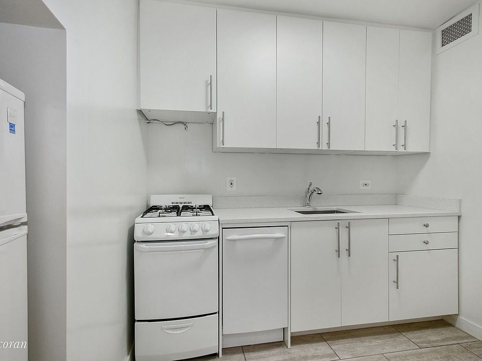2nd image of 30 Horatio St APT Mb