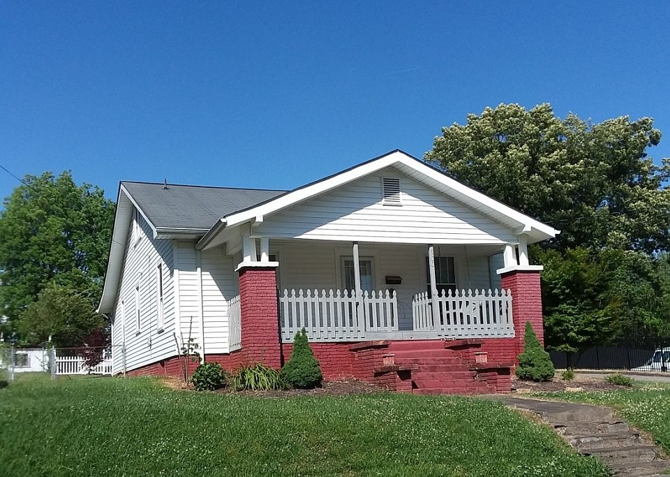 1st image of 900 W Hillcrest Dr