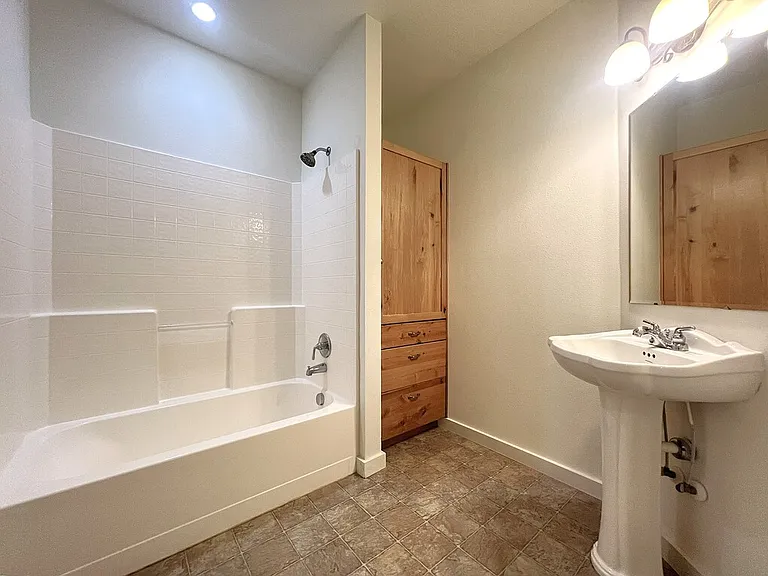 717 W Claire St — Photo 12