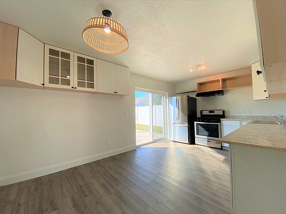 Kitchen and dining area