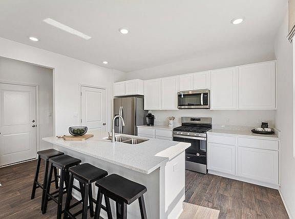 2nd image of 103 Cressmoor Blvd
