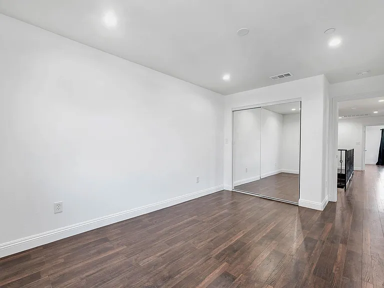 2882 W 14th St — Photo 22