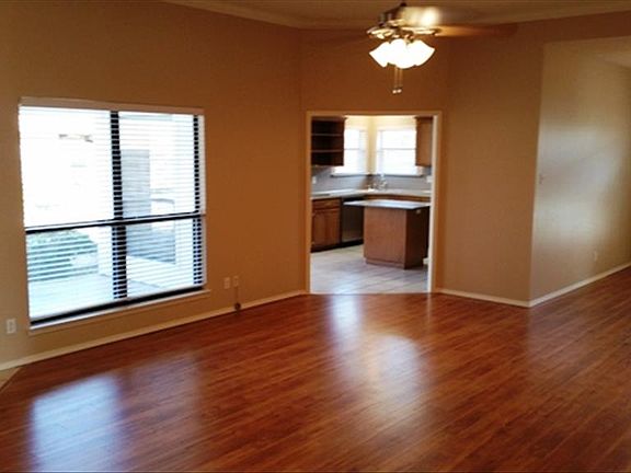 2nd image of 3214 Maplewood Dr
