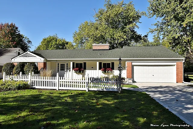 411 N Kingsway Dr photo 1