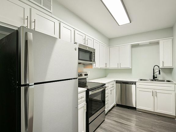 5th image of 1214 N Pierce St #541