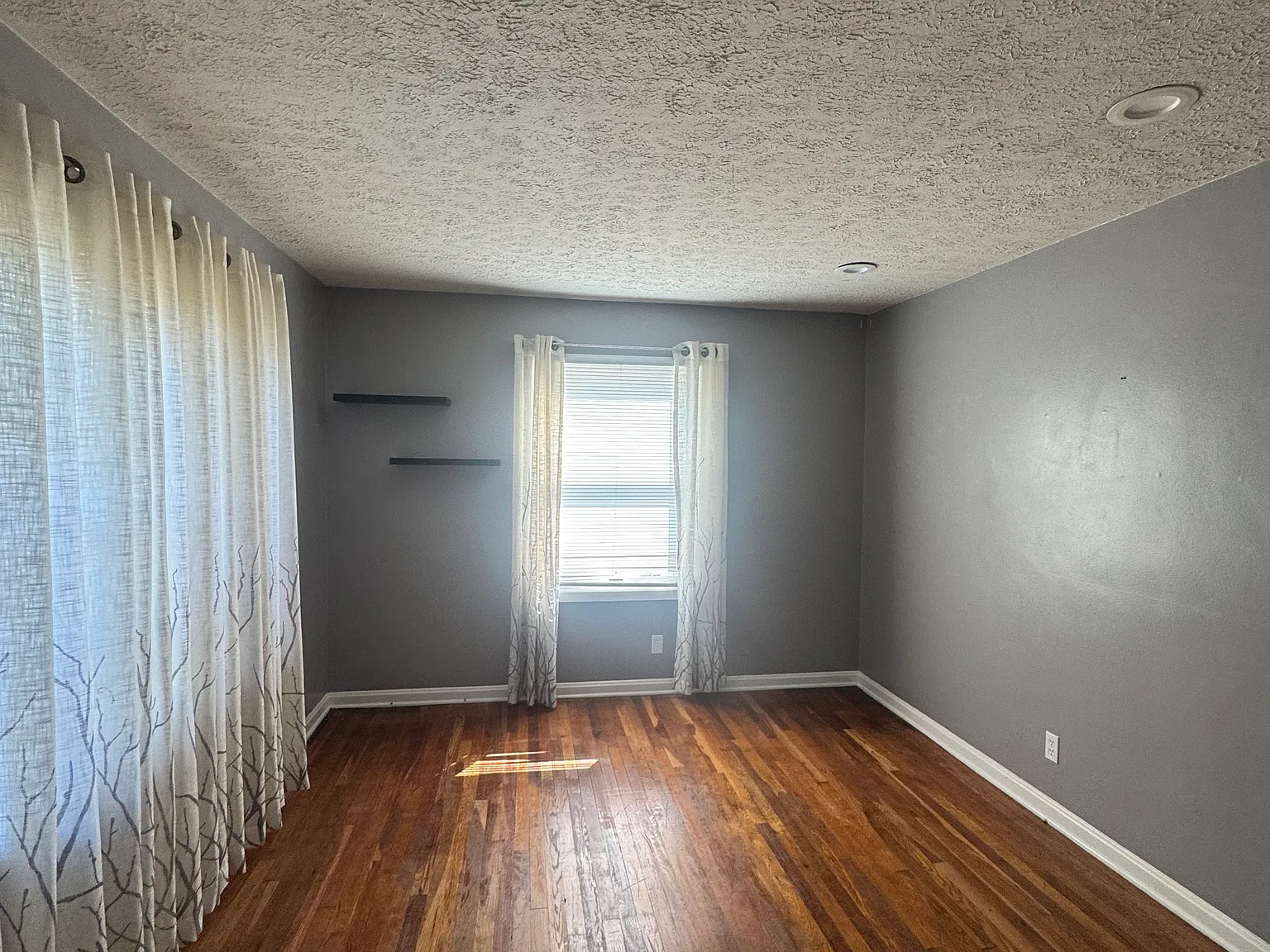 3 bed, 1.5 bath, 1008 sqft, $1,300 — Photo 2