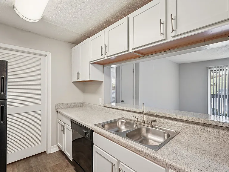 Polo Club Apartments — Photo 27