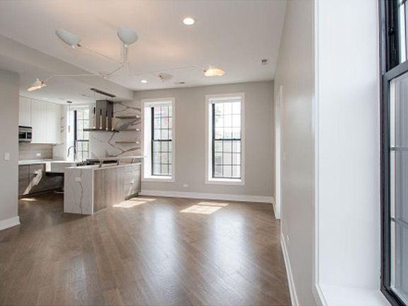 2nd image of 1438 W Blackhawk St #301