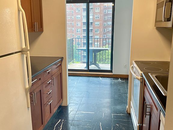 3rd image of 370 W 30th St Ph A