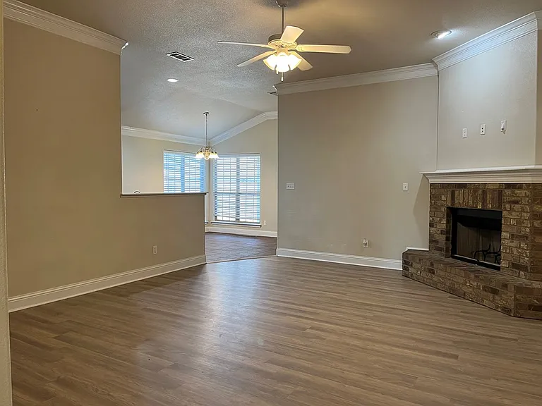 1008 Rangers Ct — Photo 2