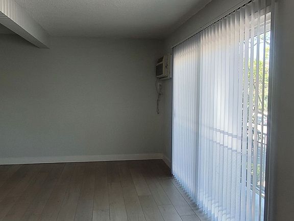 5th image of 225 S Manhattan Pl #202