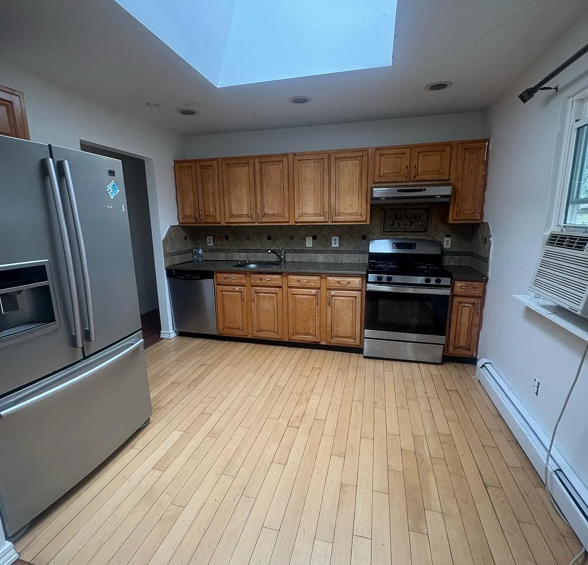 4 bed, 1.5 bath, 1700 sqft, $3,600 — Photo 3