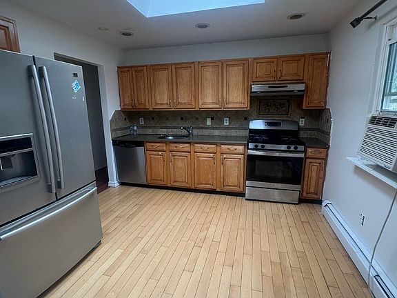 3rd image of 28 Newbury St