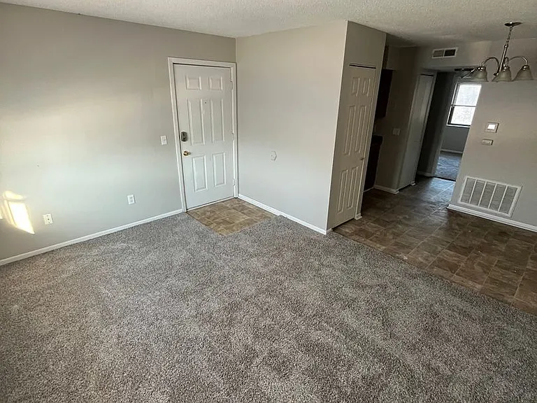 223 S Ivy Ln — Photo 2