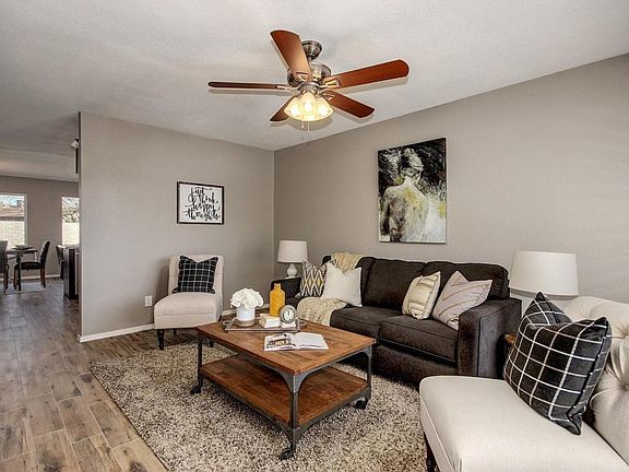 5th image of 1928 W Des Moines Cir