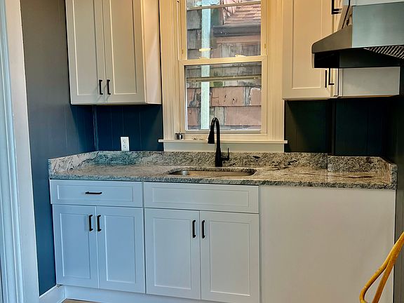 5th image of 1190 Pleasant St #1