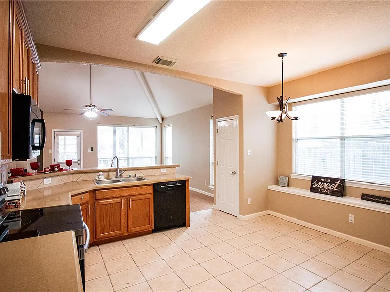 3318 Shadowcrest Ct — Photo 6