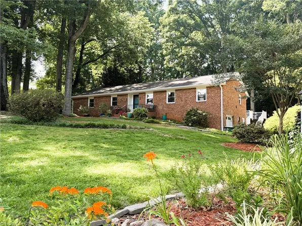6834 Rollingwood Dr, Clemmons, NC 27012