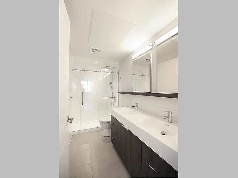 2525 Bathurst St — Photo 13