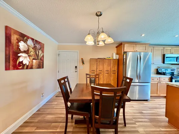 5872 Camelot Dr #208, Sarasota, FL 34233