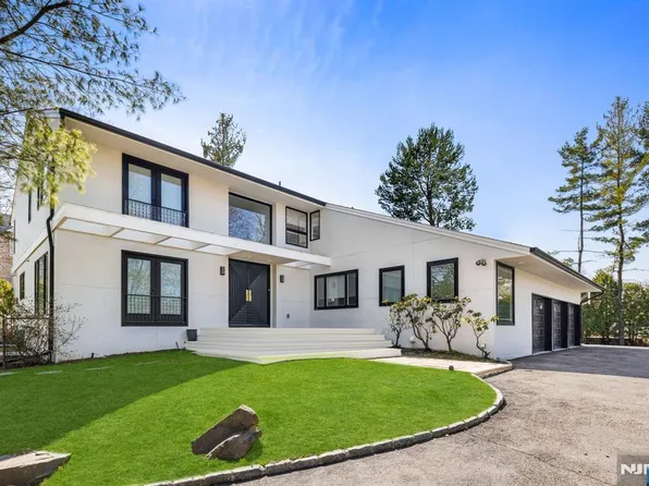 1 Hemlock Dr, Cresskill, NJ 07626