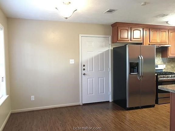 4th image of 1005 Holleman Dr