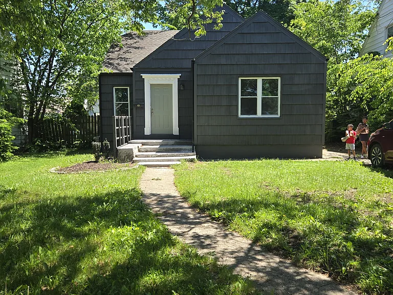 1016 Cleo St — Photo 1