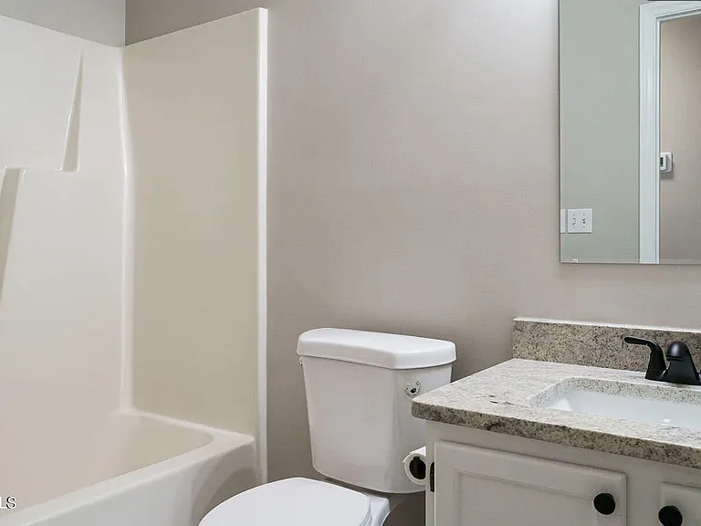 216 Highgate Cir — Photo 6