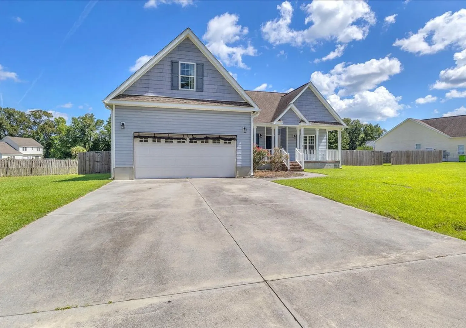 Spacious 4-bedroom home on over half an acre! — Photo 2