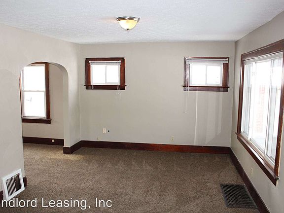 2nd image of 923 W 19th St