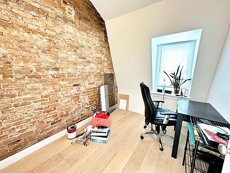 111 Maverick St #2 — Photo 10