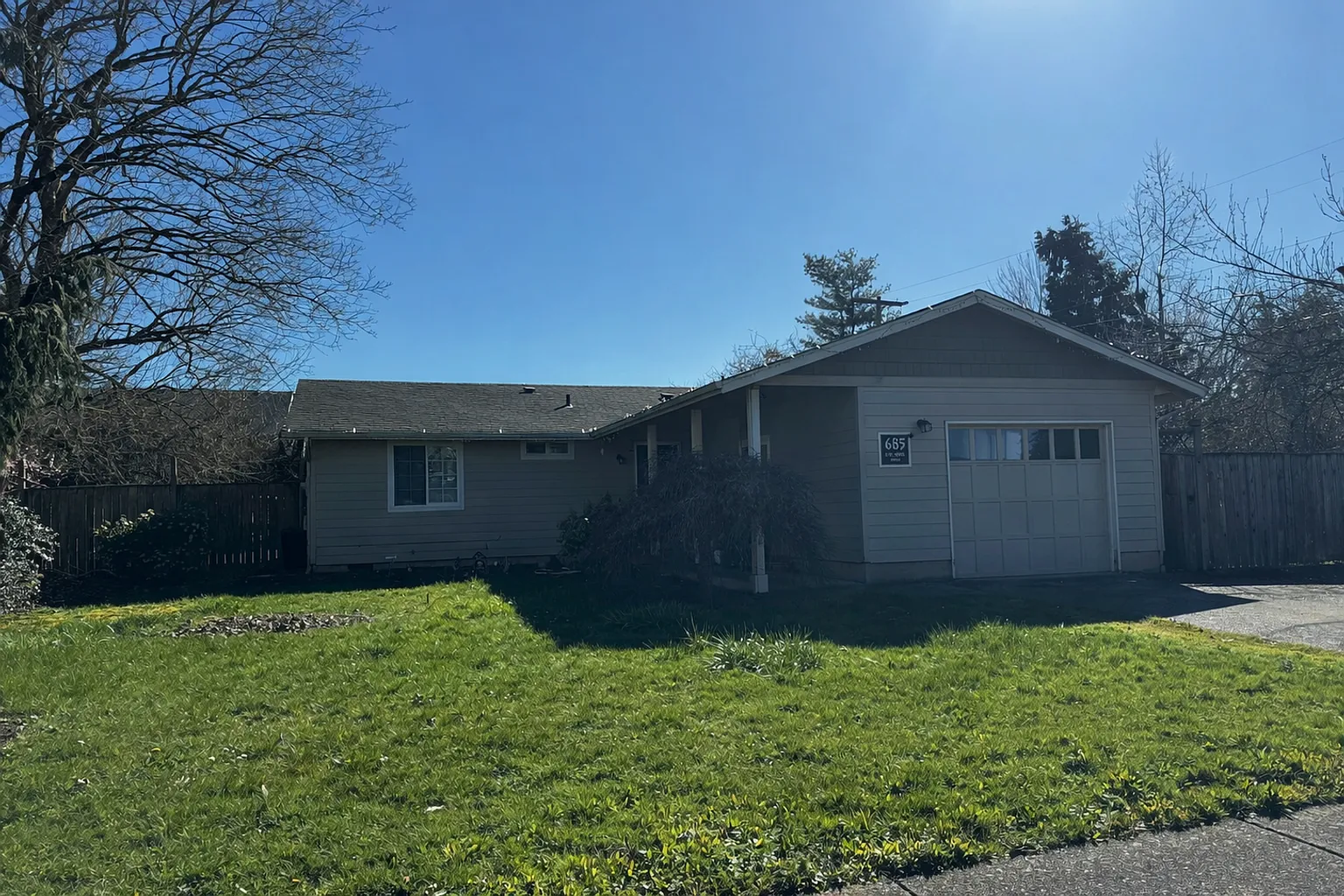 685 SW Coral St photo 1