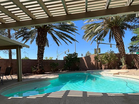 3rd image of 301 Laguna Glen Dr