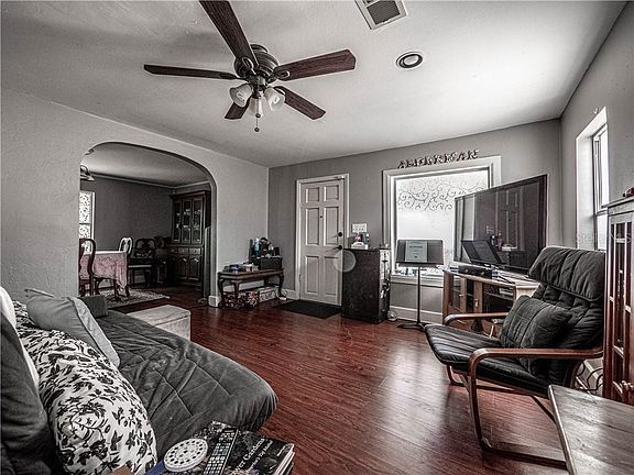 5th image of 622 W Park St