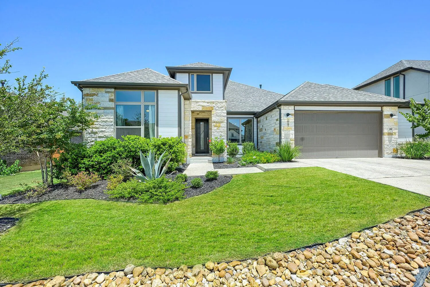 4 bed, 3.0 bath, 2951 sqft, $3,950 — Photo 3