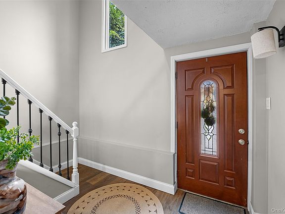 2nd image of 33 Manhasset Road