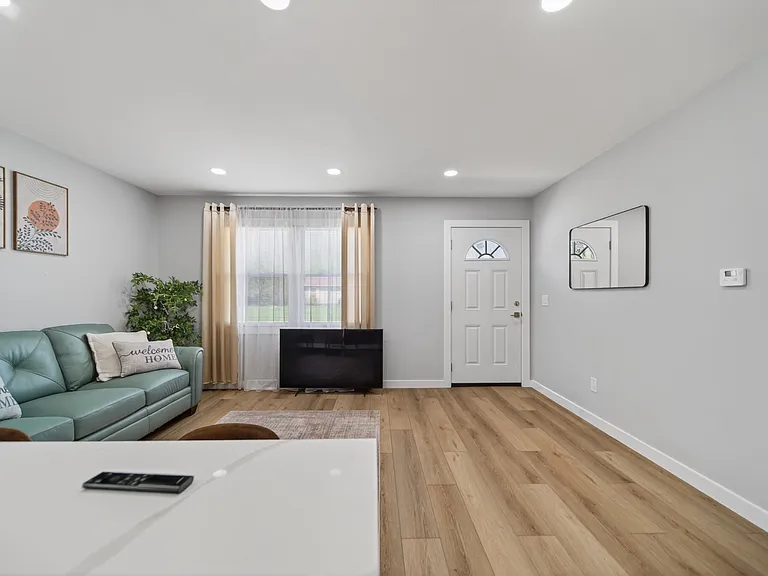 1547 Woodlawn Ave — Photo 6