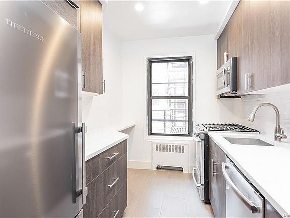 5th image of 325 Main St APT 2D