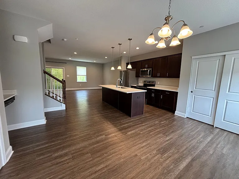70 Hawthorne Dr — Photo 5