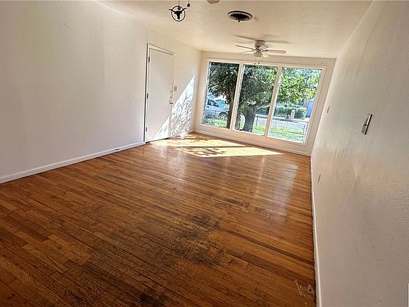 4th image of 2402 Post Oak Ave