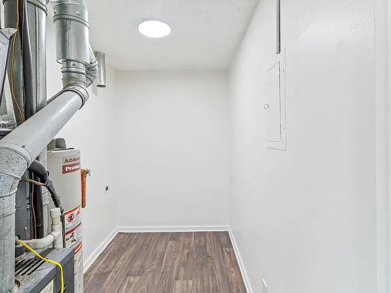 Foreman Apartments — Photo 16