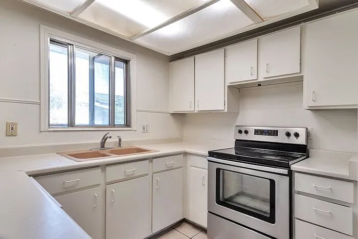 4 bed, 2.0 bath, 1758 sqft, $2,200 — Photo 2